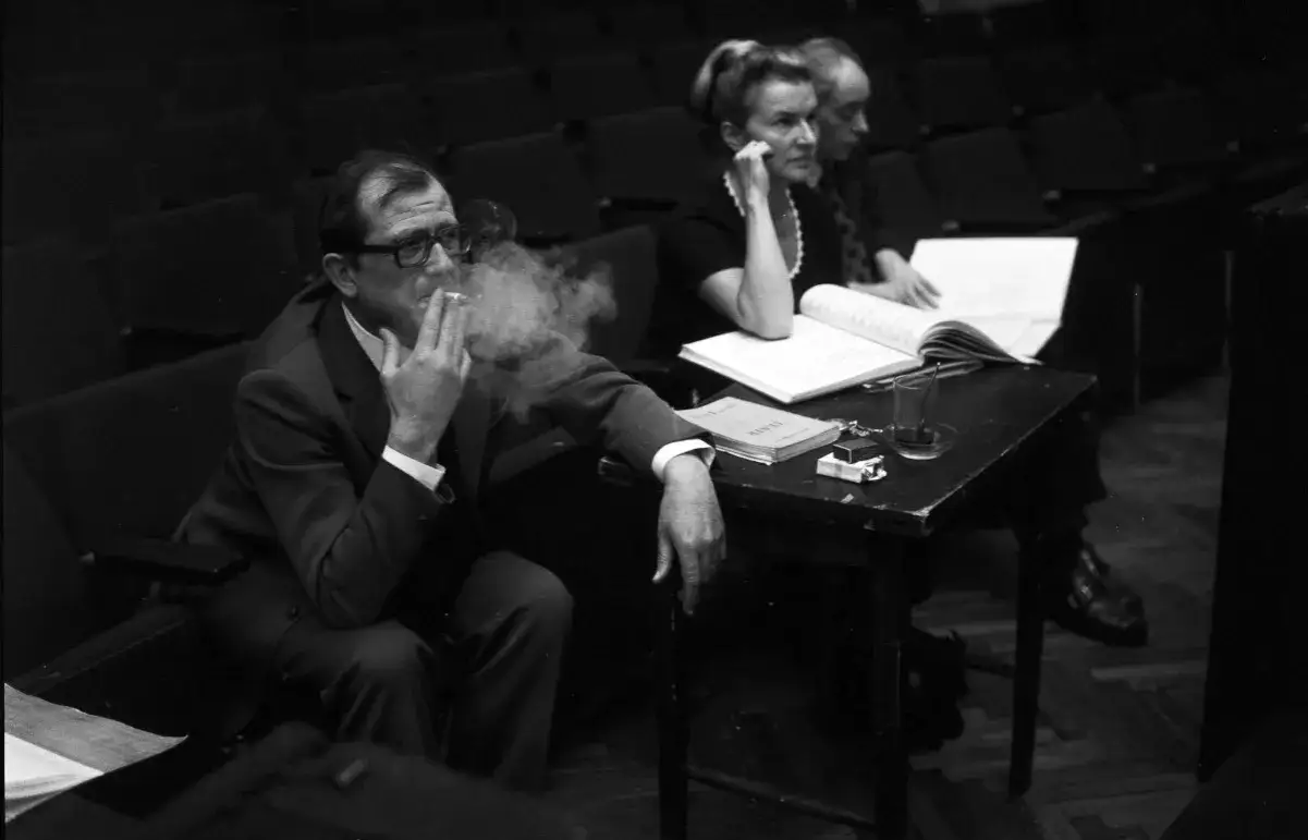 reżyser teatralny podczas pr&oacute;by z aktorami
