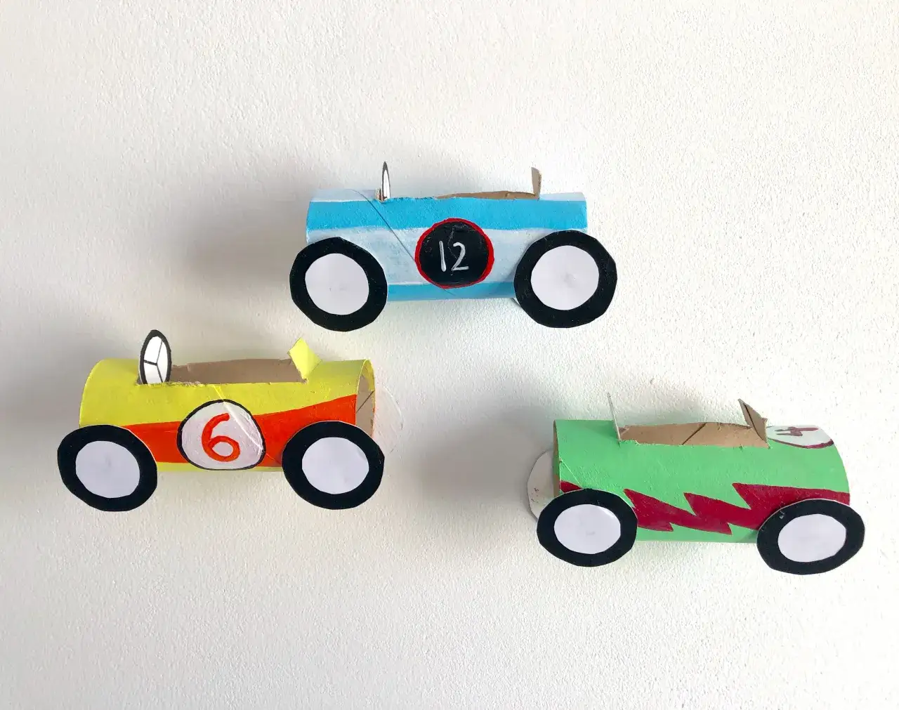 Mały samochód z rolki po papierze