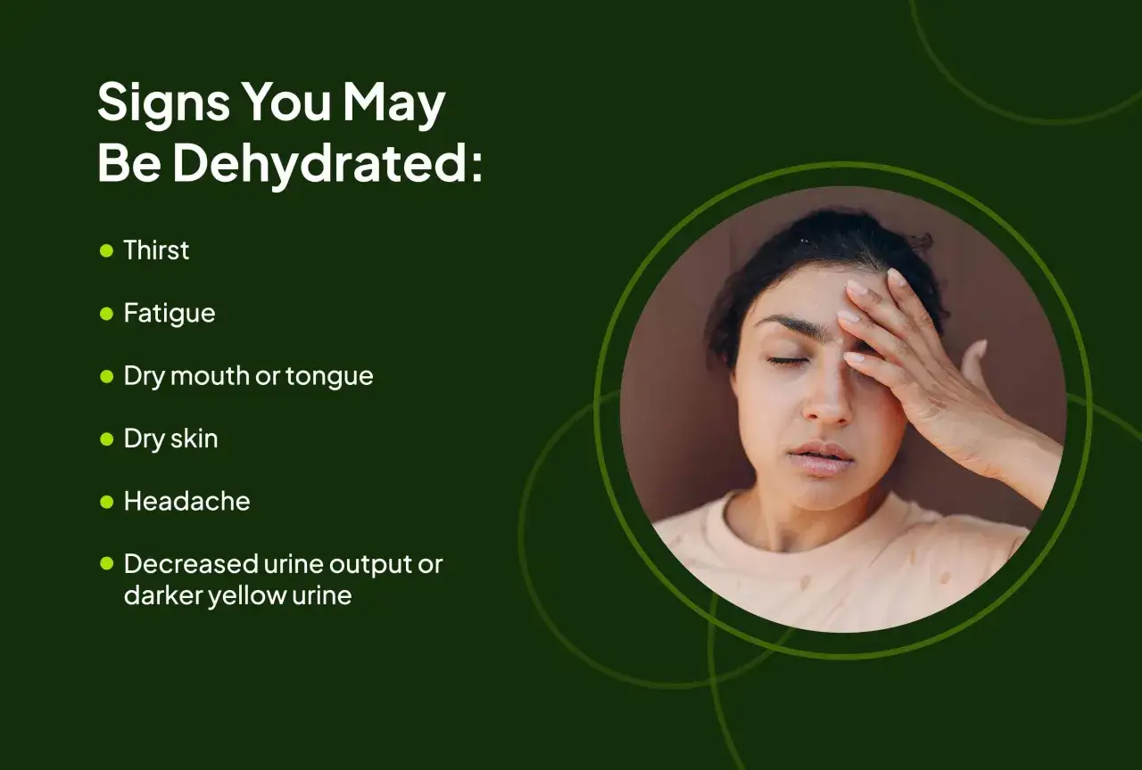 Kobieta z ręką na czole, oznaki odwodnienia organizmu: pragnienie, zmęczenie, suchość w ustach, sucha sk&oacute;ra, b&oacute;l głowy.