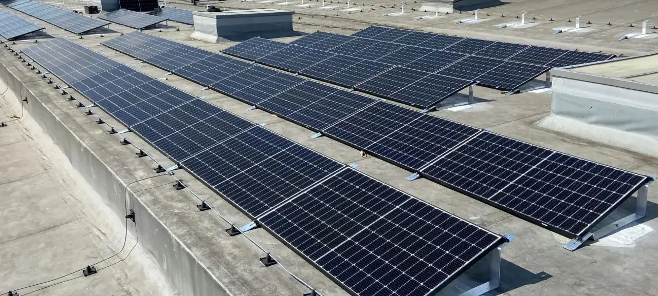 Instalacja fotowoltaiczna do 150 kW bez pozwolenia na budowę na płaskim dachu. Panele słoneczne zamontowane na konstrukcji.