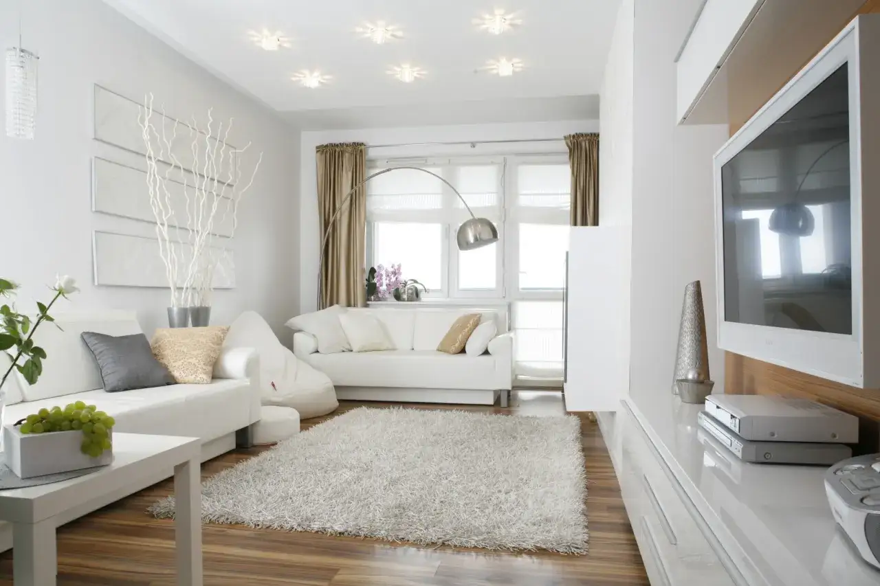 Nowoczesne oświetlenie punktowe sufitowe aranżacje tworzą blask w salonie z białymi sofami i dywanem.