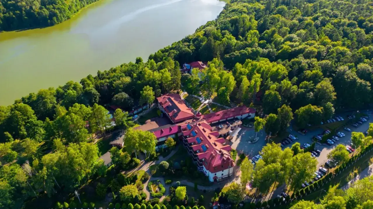 Malowniczy hotel nad jeziorem, idealny na wypoczynek. Sprawdź, gdzie można wykorzystać bon turystyczny bez noclegu, np. na zabiegi SPA czy wyżywienie.