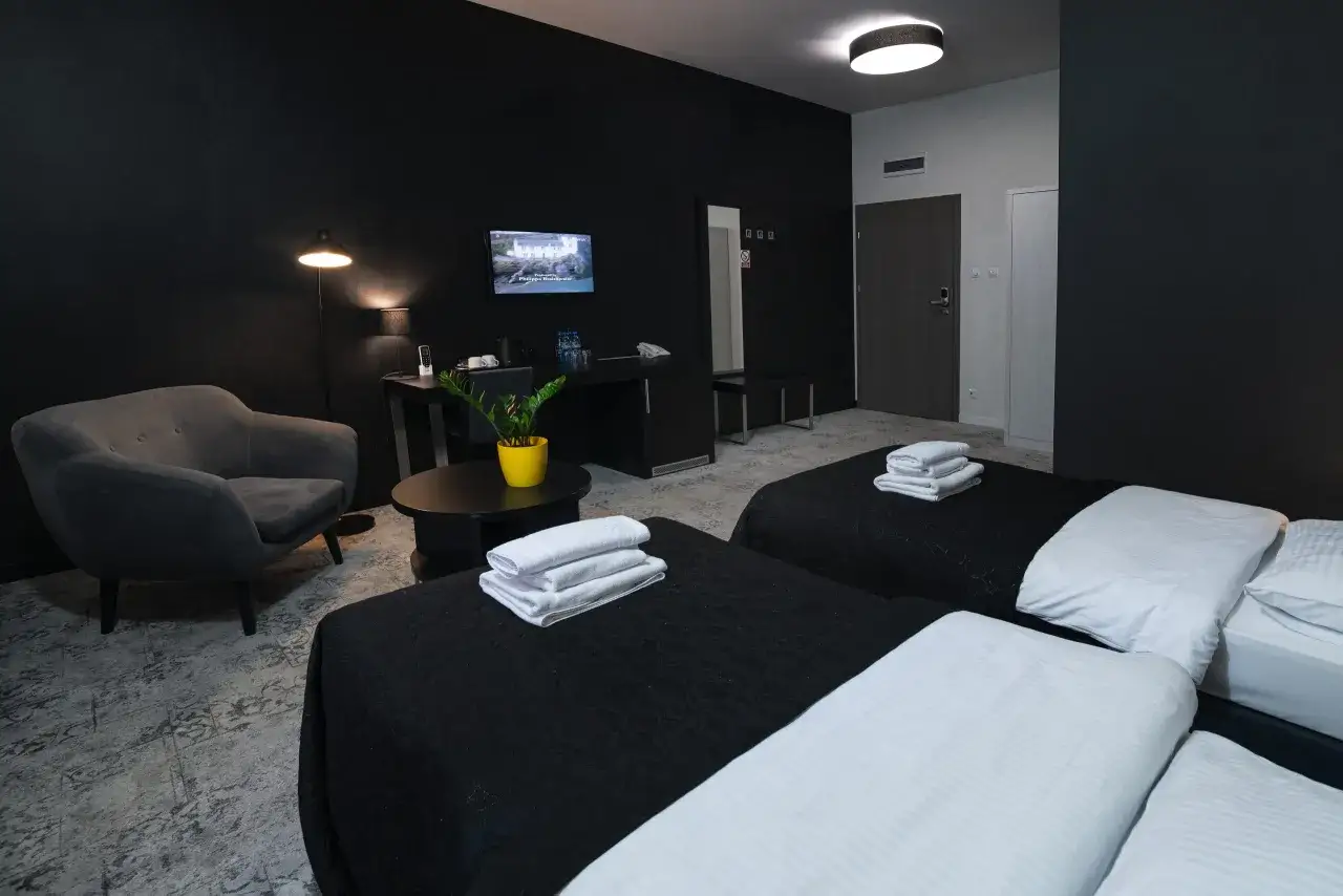 Nowe łóżka w hotelu, gotowe na przyjęcie gości. Doba hotelowa trwa 24 godziny, więc można się wyspać i odpocząć.