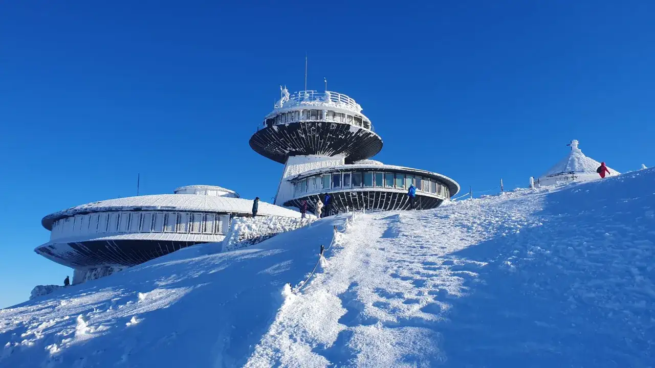 Zimowe krajobrazy na Śnieżce. Czy Snieżka jest otwarta? Widać ludzi wchodzących na szczyt, więc wygląda na to, że tak!