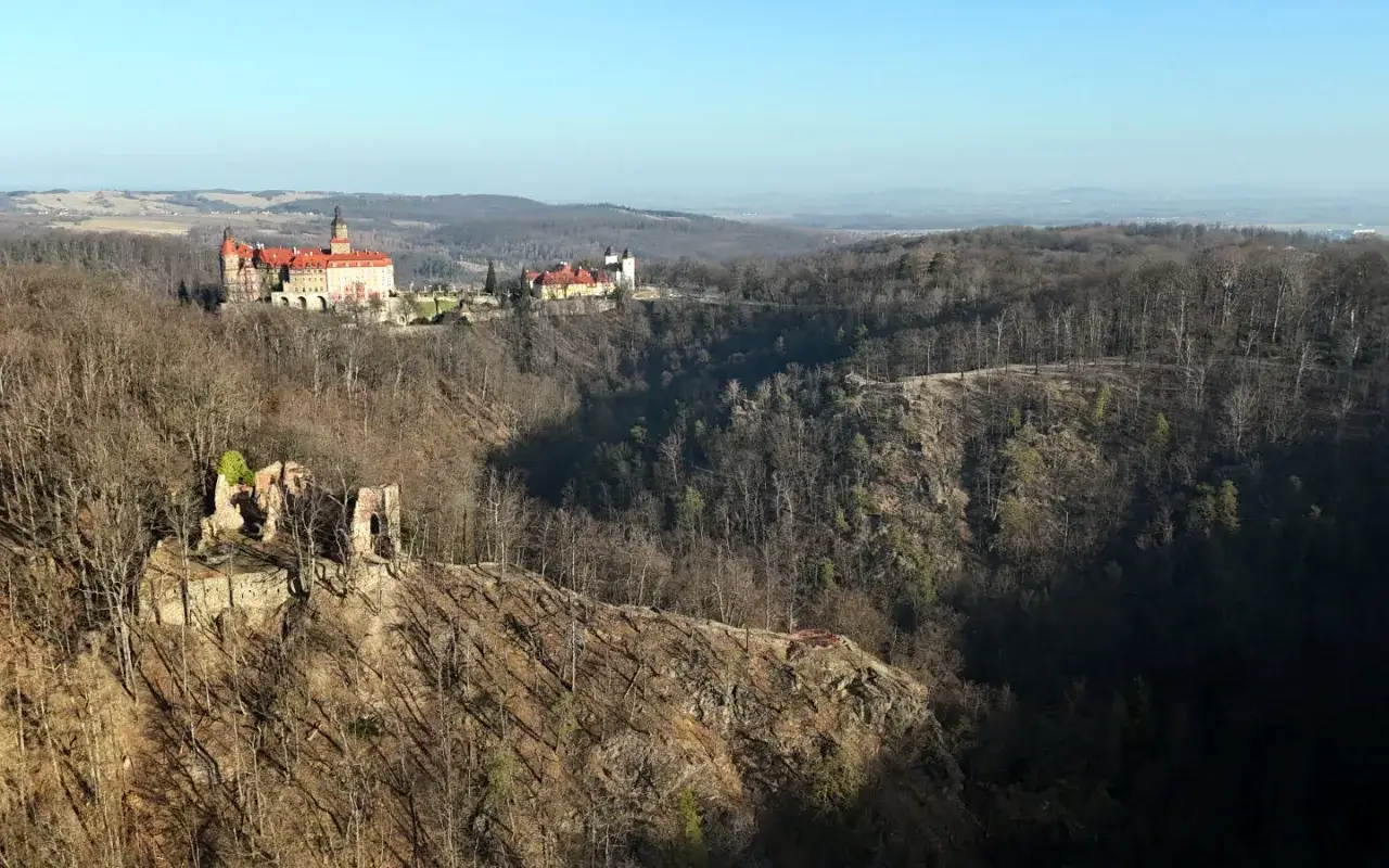 Dwa zamki na wzgórzach, jeden odrestaurowany, drugi w ruinie, otoczone lasem. Sudety co warto zobaczyć, to miejsce pełne historii.