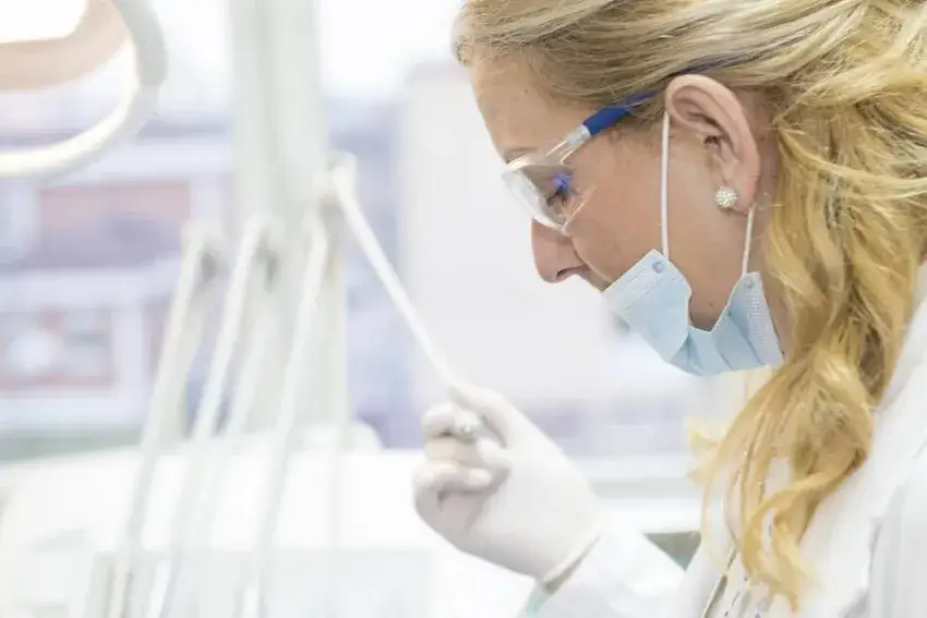 Student stomatologii na zajęciach klinicznych