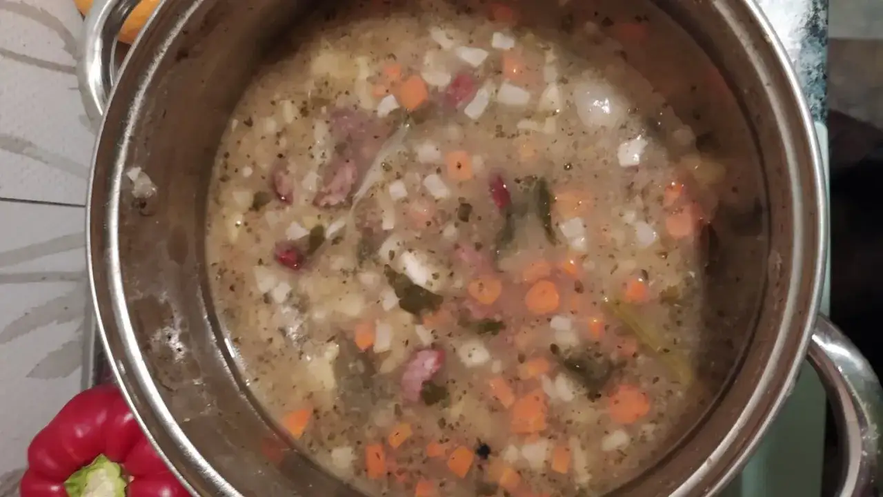 Gęsta zupa jarzynowa z kawałkami golonki, marchewką i ziemniakami. Idealna na chłodne dni, pokazuje, jaką zupę można ugotować na golonce.