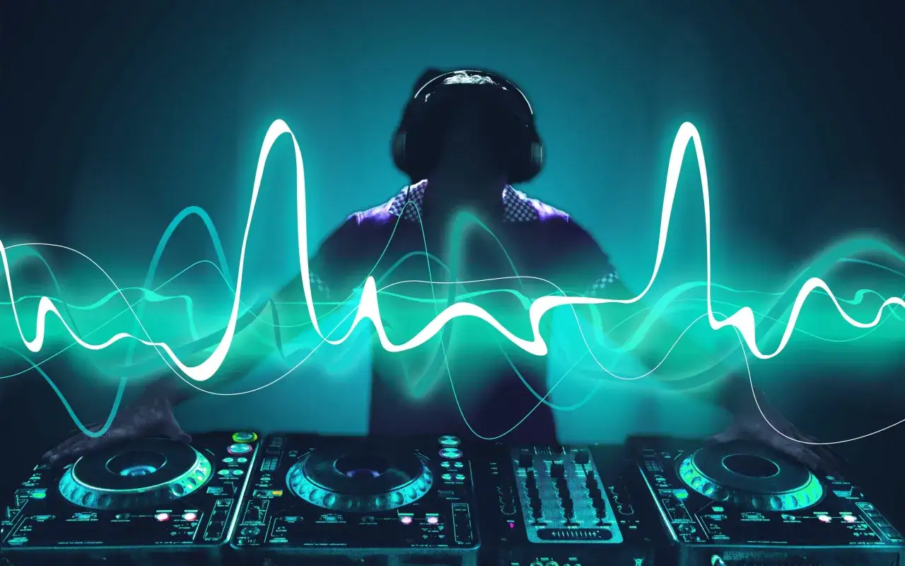Grafika porównująca gatunki muzyki elektronicznej (House, Techno, Trance) z ikonami lub symbolami