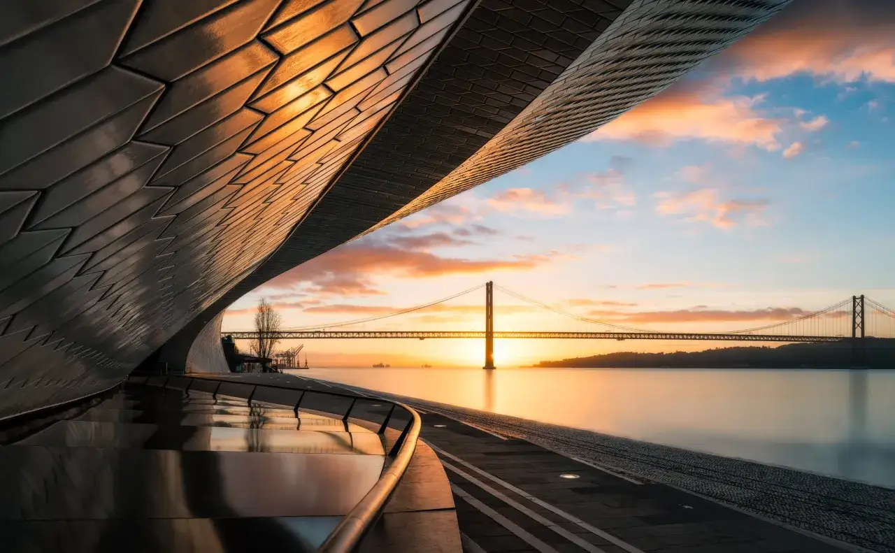 Futurystyczna architektura MAAT Lizbona rzeka Tag