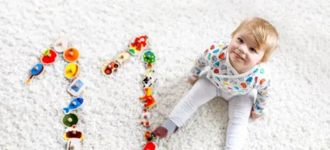 11 miesięczne dziecko raczkuje wstaje