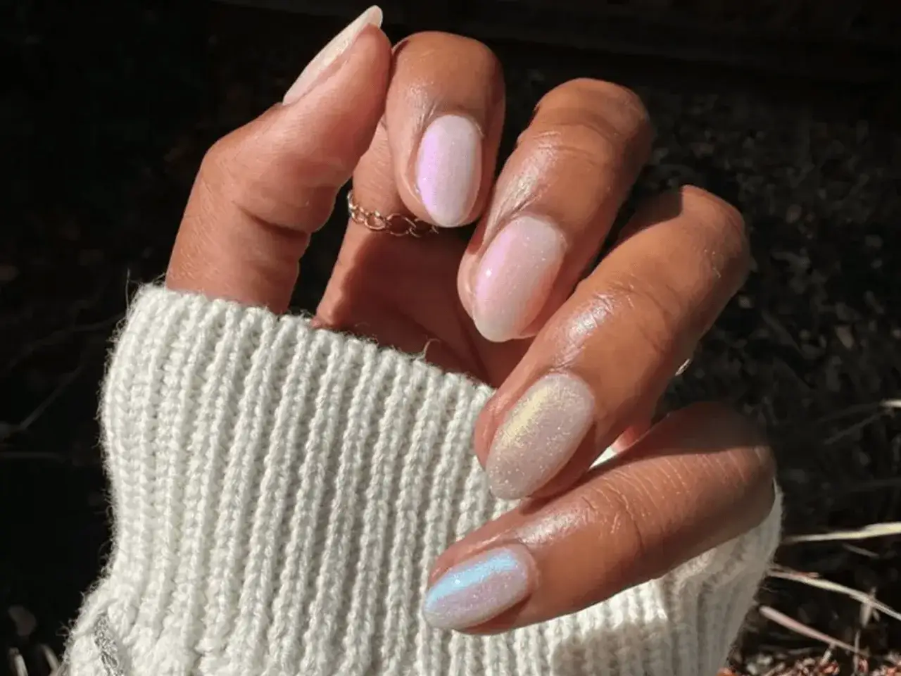 Zarte, schimmernde Nägel mit einem dezenten **gel nagel design**. Ein Hauch von Perlmutt und Glitzer für einen eleganten Look.