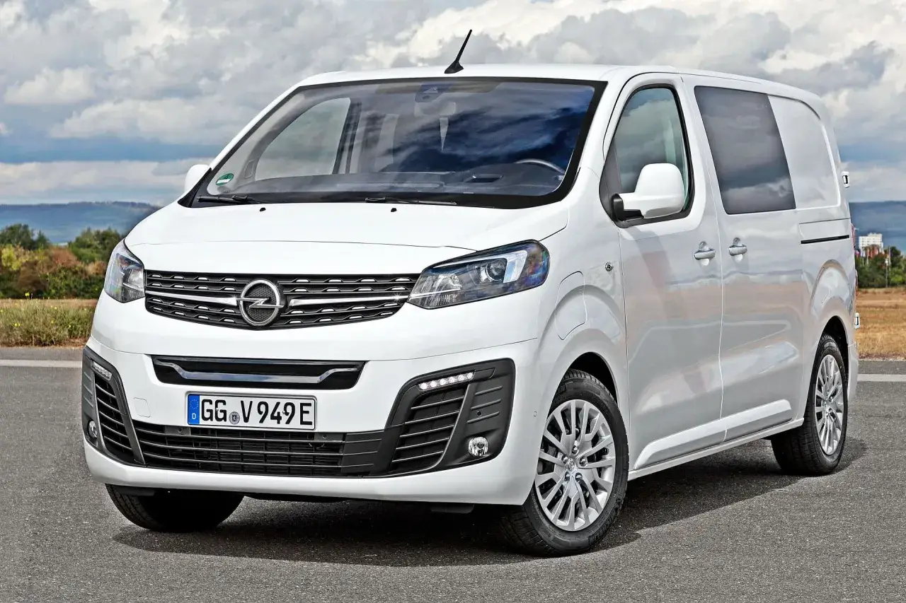 Biały Opel Vivaro na drodze, idealny do rodzinnych podróży i biznesu. Zastanawiasz się nad jego opcją opel vivaro spalanie?