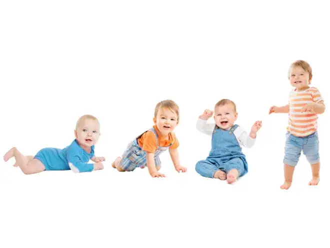 dziecko raczkujące na macie piankowej