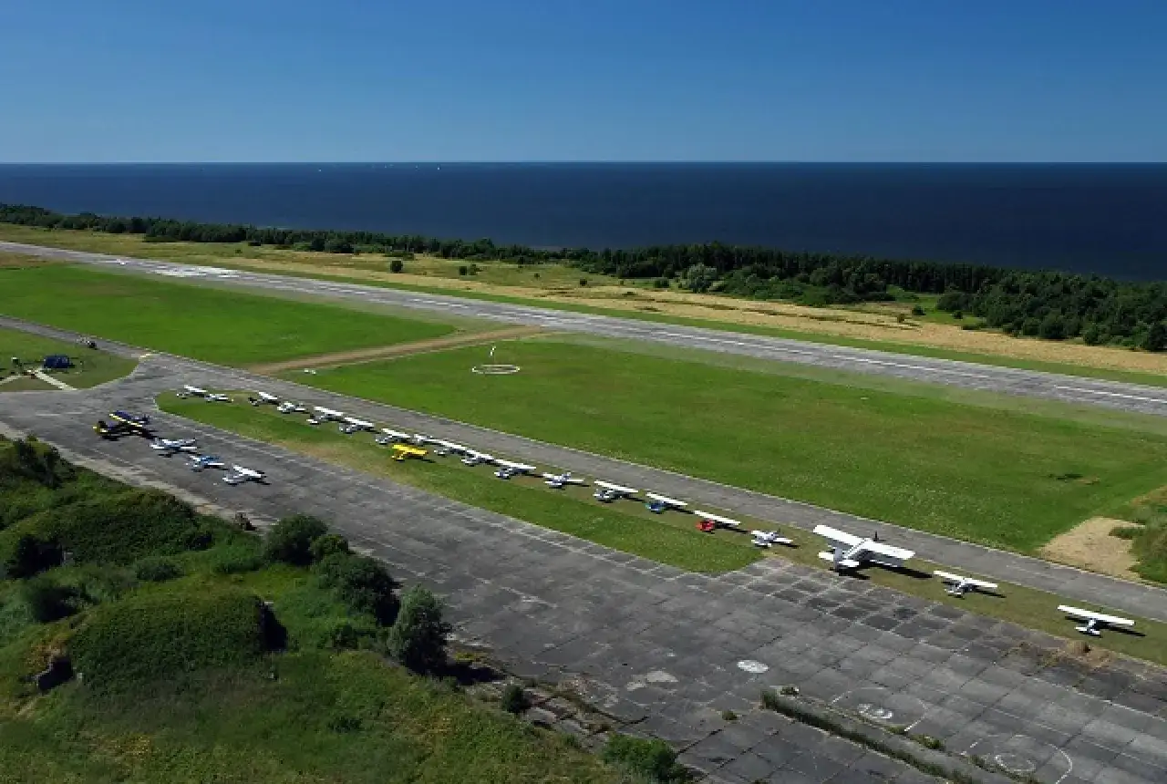 Małe samoloty na lotnisku przy morzu. Czy w Kołobrzegu jest lotnisko? Tak, wygląda na to, że tak!