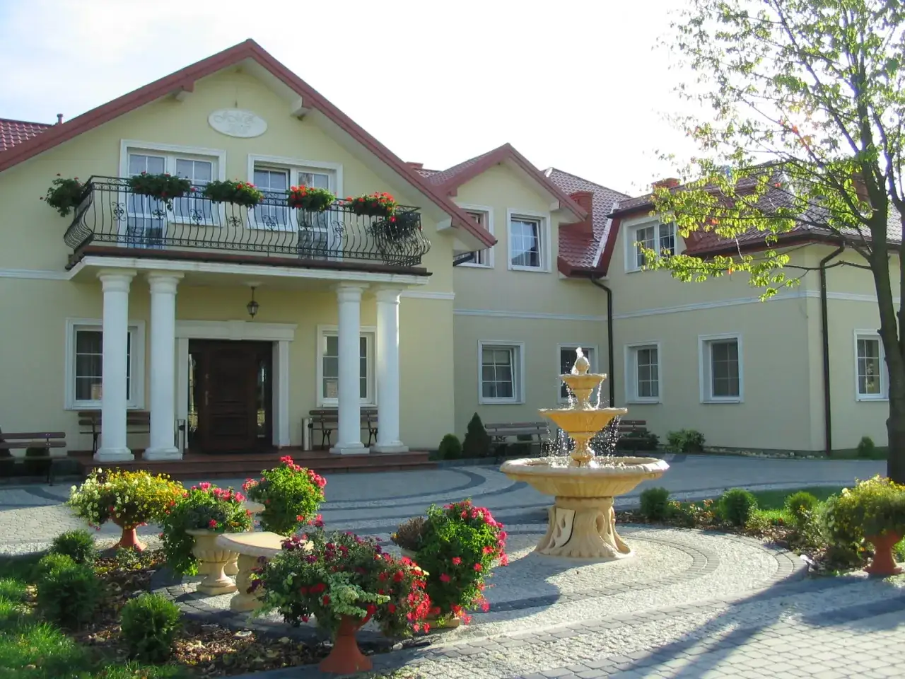 Dwór Zielone Wzgórza ogród noclegi