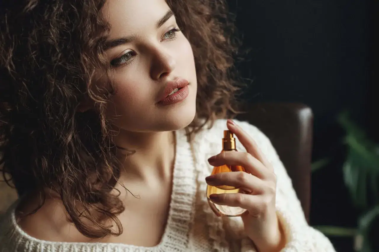 kobieta wybiera perfumy na lato i zimę