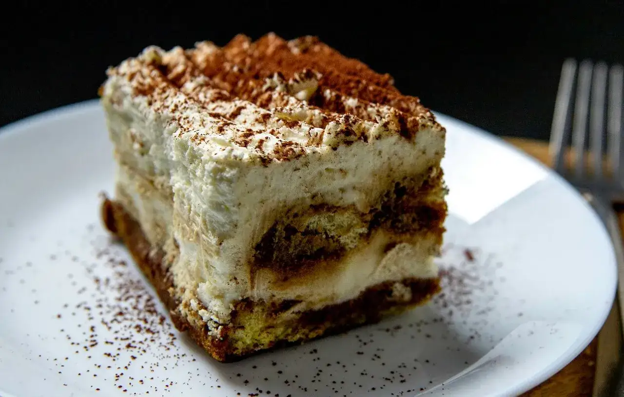 Pyszny kawałek tiramisu, idealny na deser. Ten przepis na ciasto usta romana zachwyci każdego!