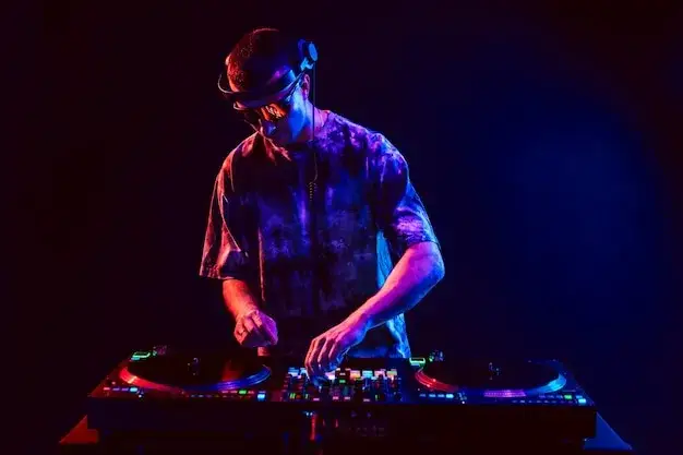 DJ na imprezie grający muzykę