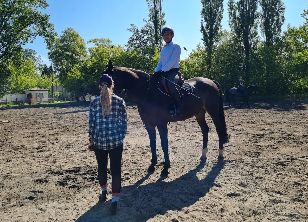 Na ujeżdżalni stowarzyszenia klub jeździecki Legia Kozielska, jeździec na koniu i instruktorka.