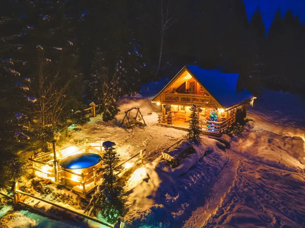 Leśna Bacówka widok z tarasu na Tatry i Pieniny