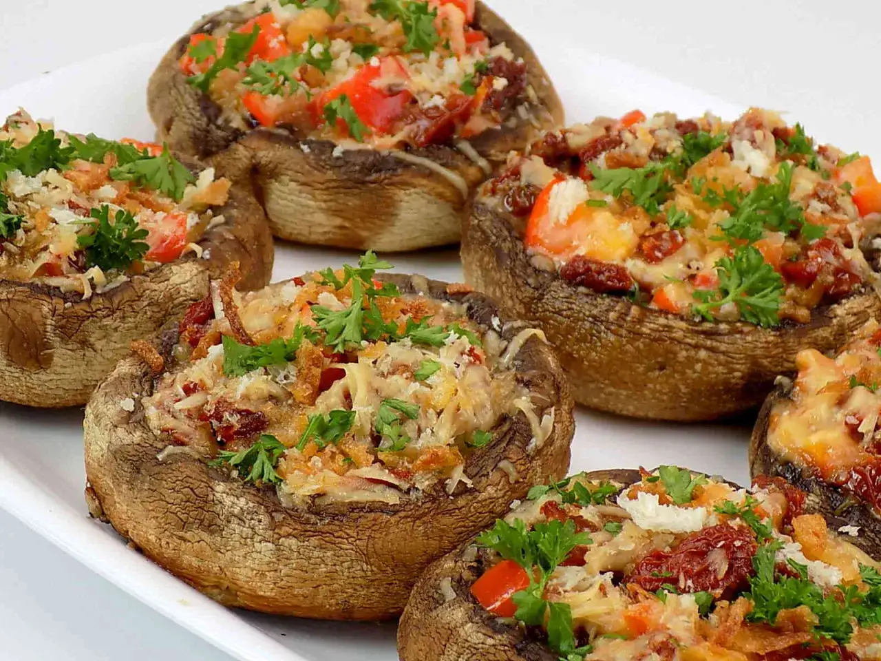 faszerowane pieczarki na grillu, pomysły na farsz do pieczarek
