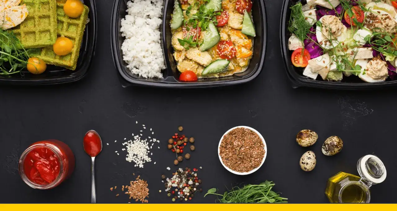 Jak reklamować firmę cateringową? Pyszne posiłki w pudełkach, świeże składniki i inspiracje na zdrowe menu.