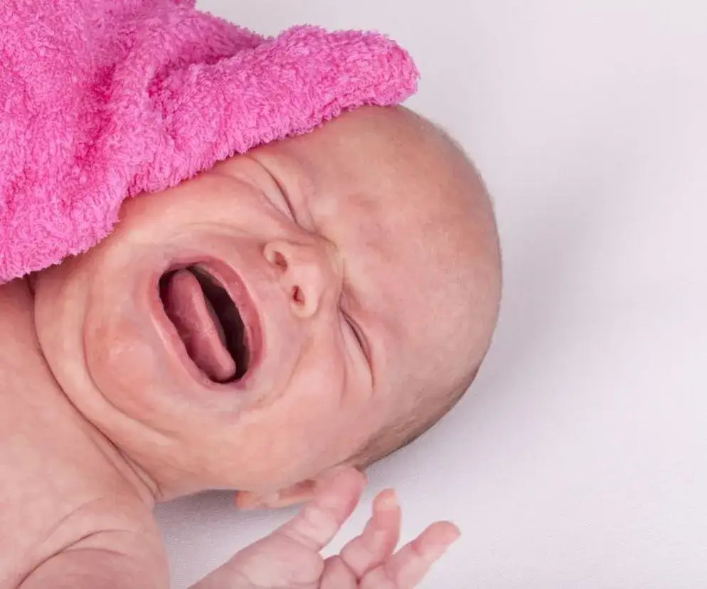 rodzic uspokajający płaczące dziecko, sposoby na uspokojenie niemowlaka