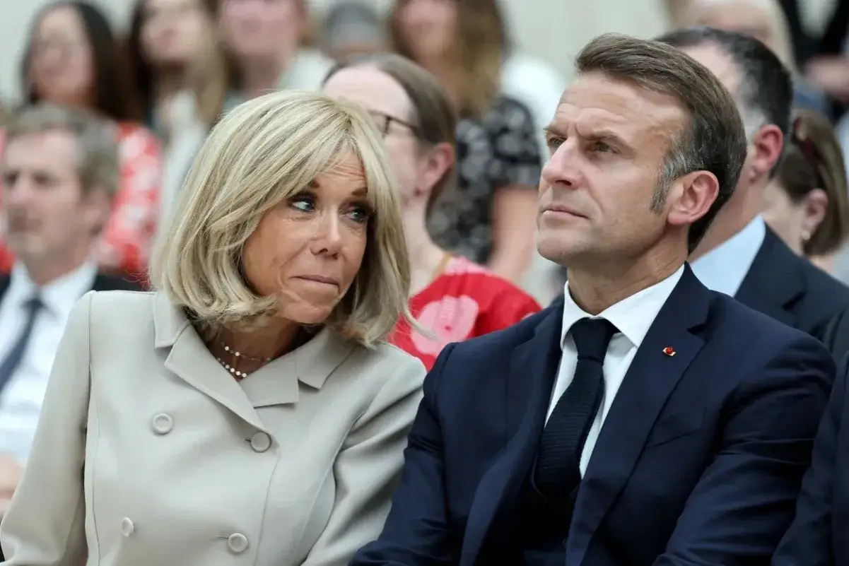 Emmanuel i Brigitte Macron siedzą obok siebie. Choć pytanie o to, ile dzieci ma Macron, jest częste, para nie ma wspólnych dzieci.
