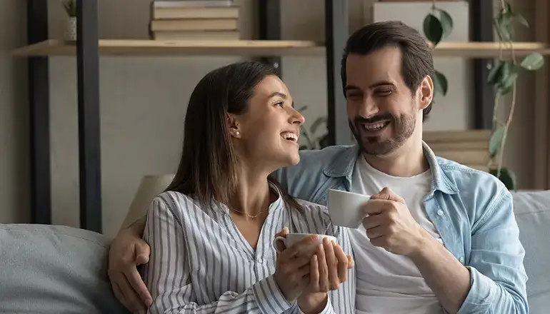 para rozmawiająca o finansach, budżet domowy, wspólne oszczędzanie