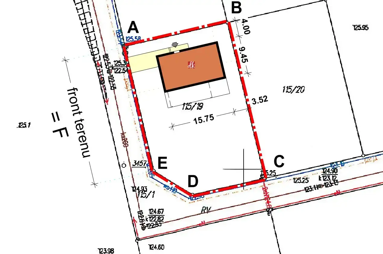Plan sytuacyjny z zaznaczonym budynkiem i granicami działki. Widoczny jest obszar oddziaływania obiektu, z wymiarami i oznaczeniami.