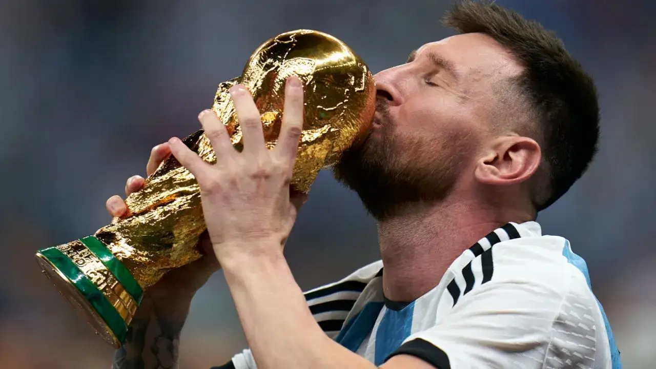 Lionel Messi podnosi puchar mistrzostw świata 2022