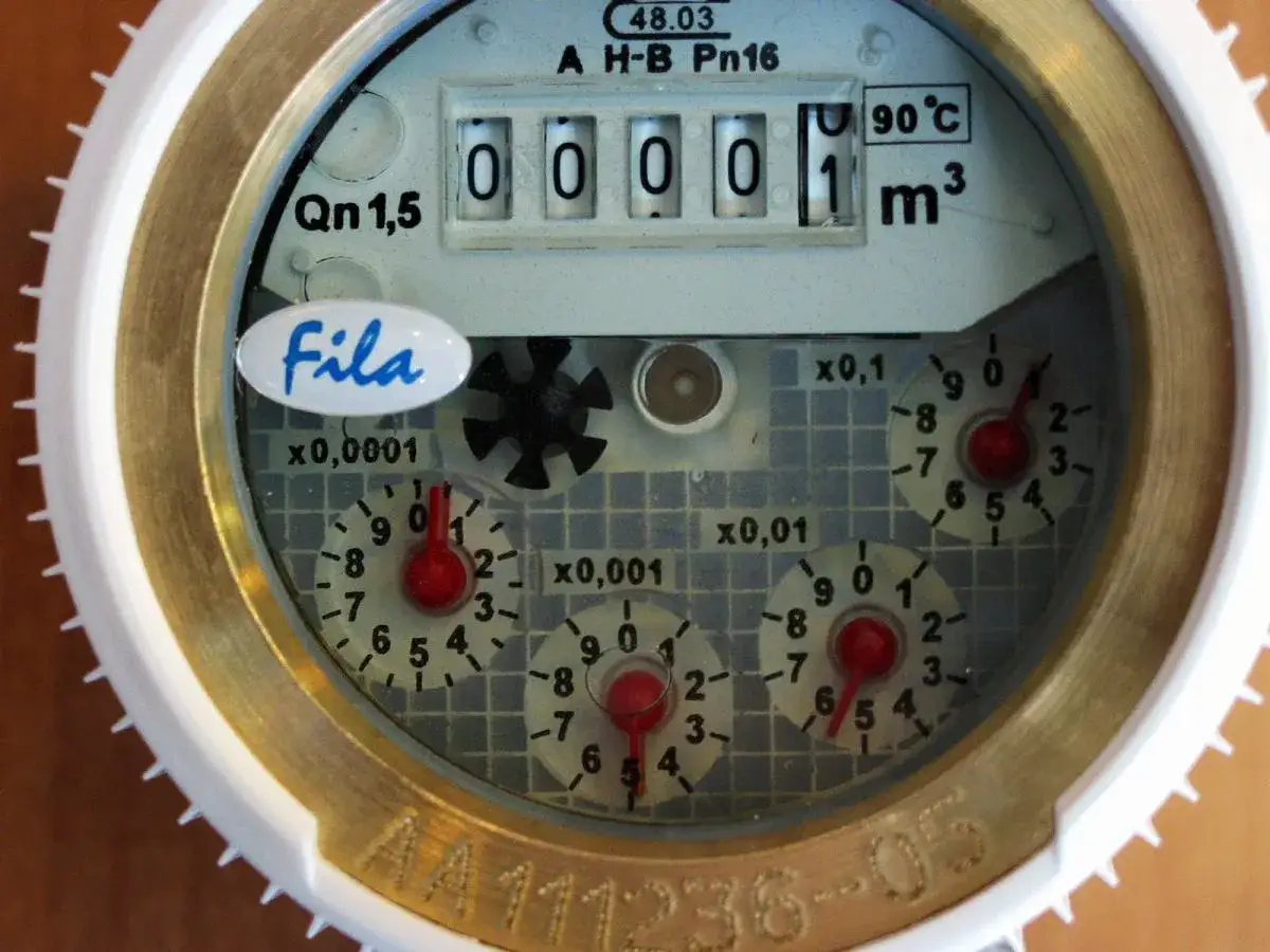 Wodomierze radiowe wady: licznik pokazuje 0001 m³, obok logo Fila.