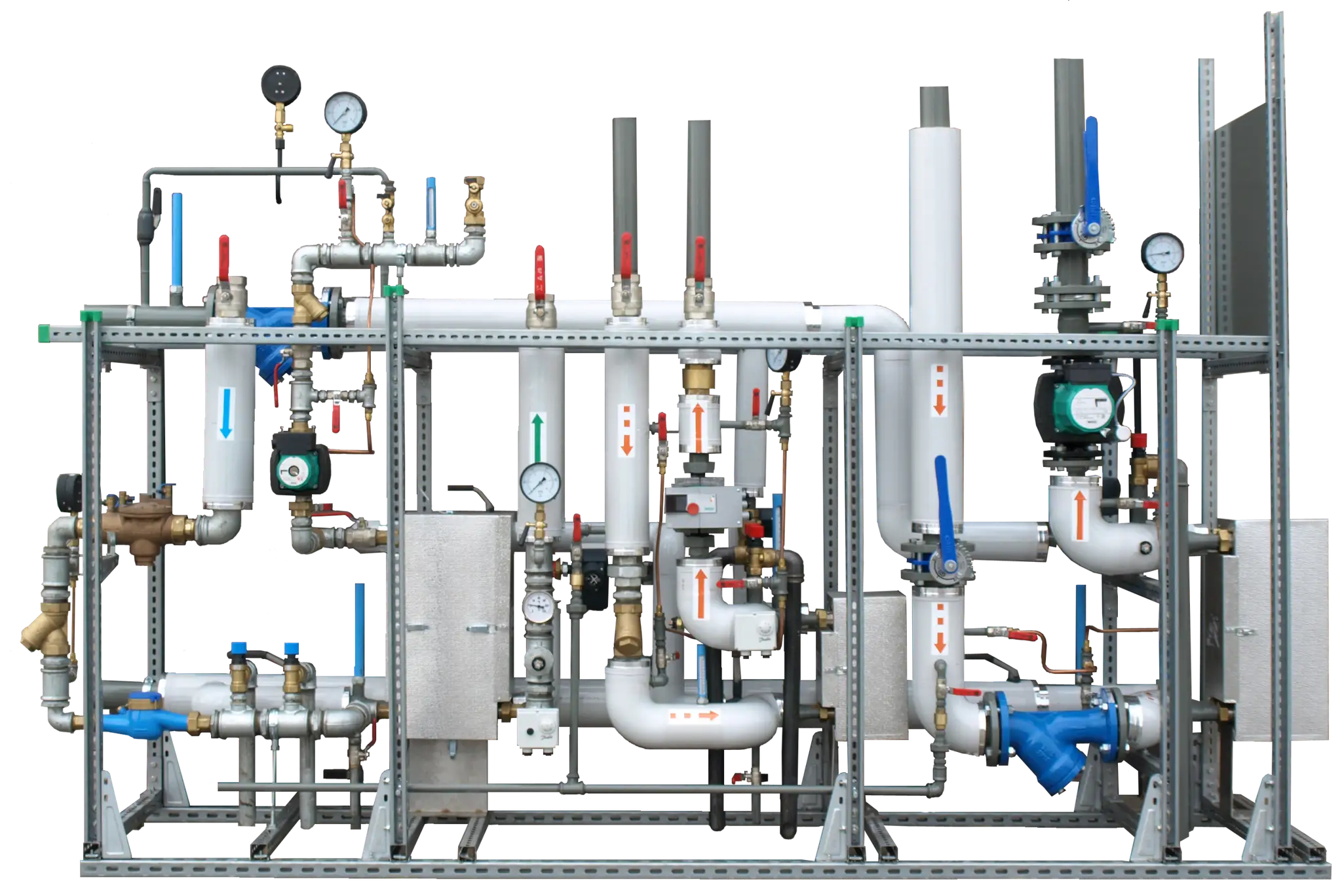 Skomplikowany system rur, pomp i manometrów, pokazujący, jak ogrzewane są bloki.