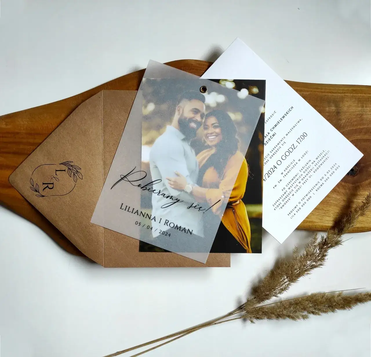 eleganckie zaproszenia ślubne w dłoniach pary młodej