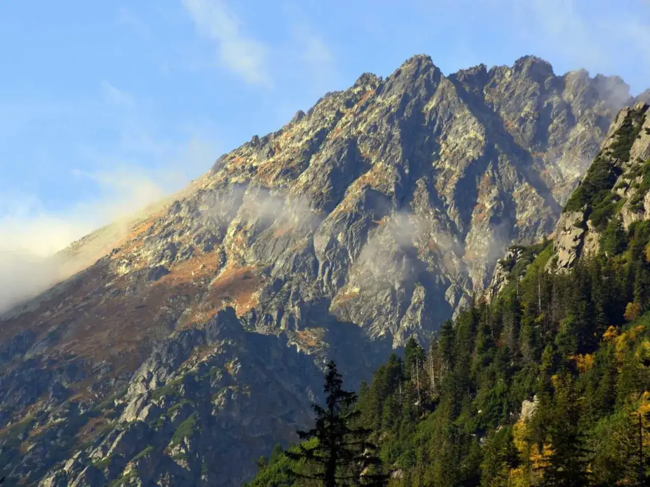 Majestatyczne Tatry, gdzie mgły unoszą się nad skalistymi zboczami, przypominają o tym, jak powstały szlaki w Tatrach &ndash; ślady ludzkiej determinacji w dzikiej przyrodzie.