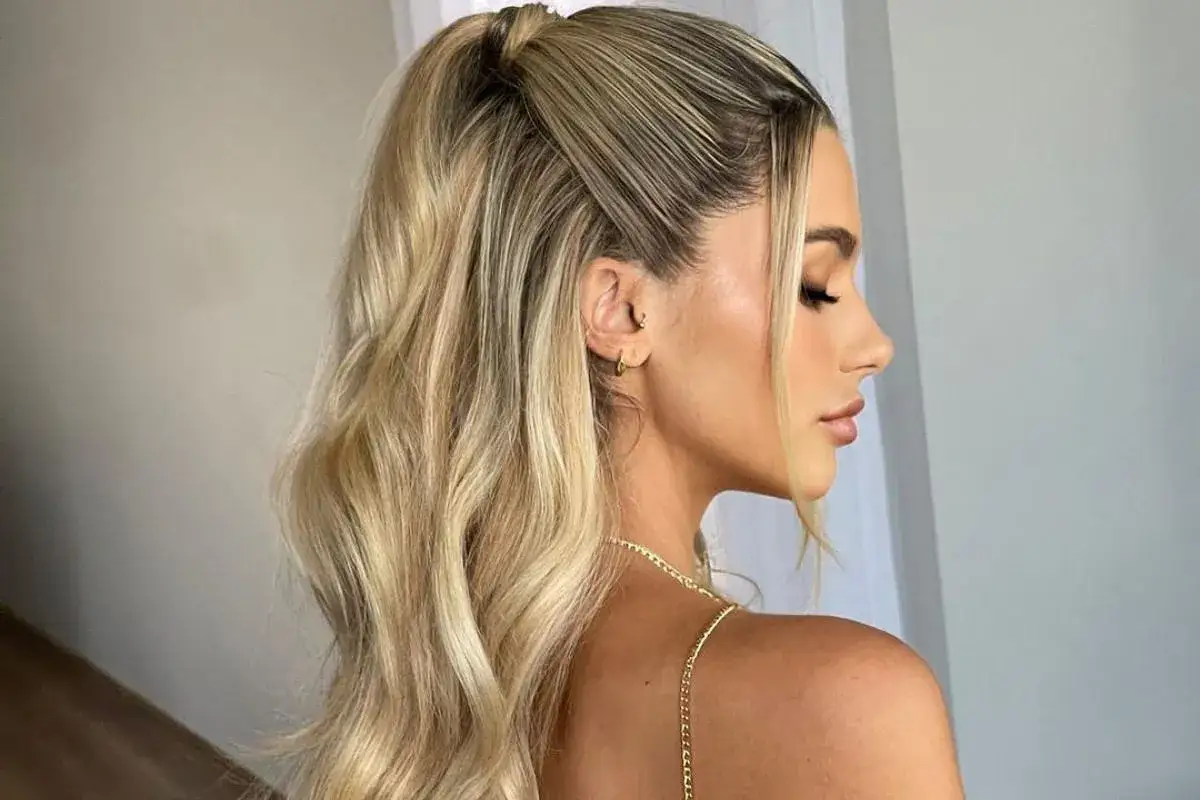 Elegancka kobieta z piękną fryzurą weselną