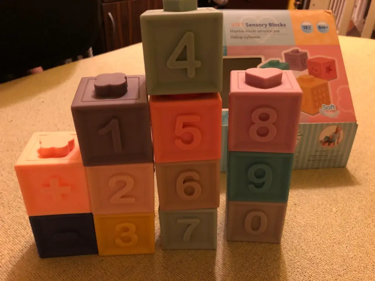Canpol Babies klocki sensoryczne dziecko bawi się