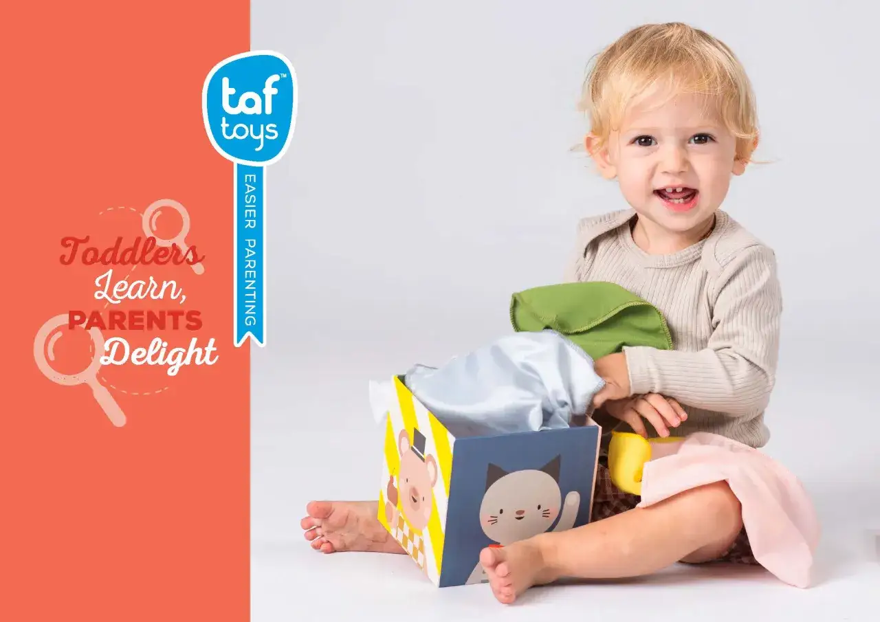 Dziecko chwytające kostkę sensoryczną z metkami