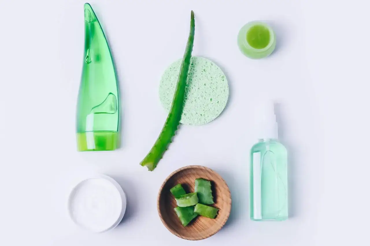 osoba dezynfekująca ranę po pryszczu