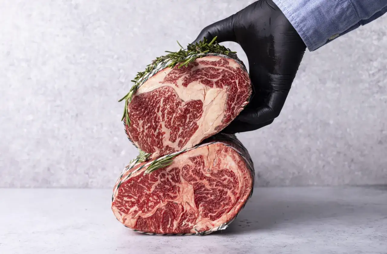 Dwie soczyste porcje wołowiny, idealne na steki. Czy to antrykot czy rostbef? Wybór należy do Ciebie!