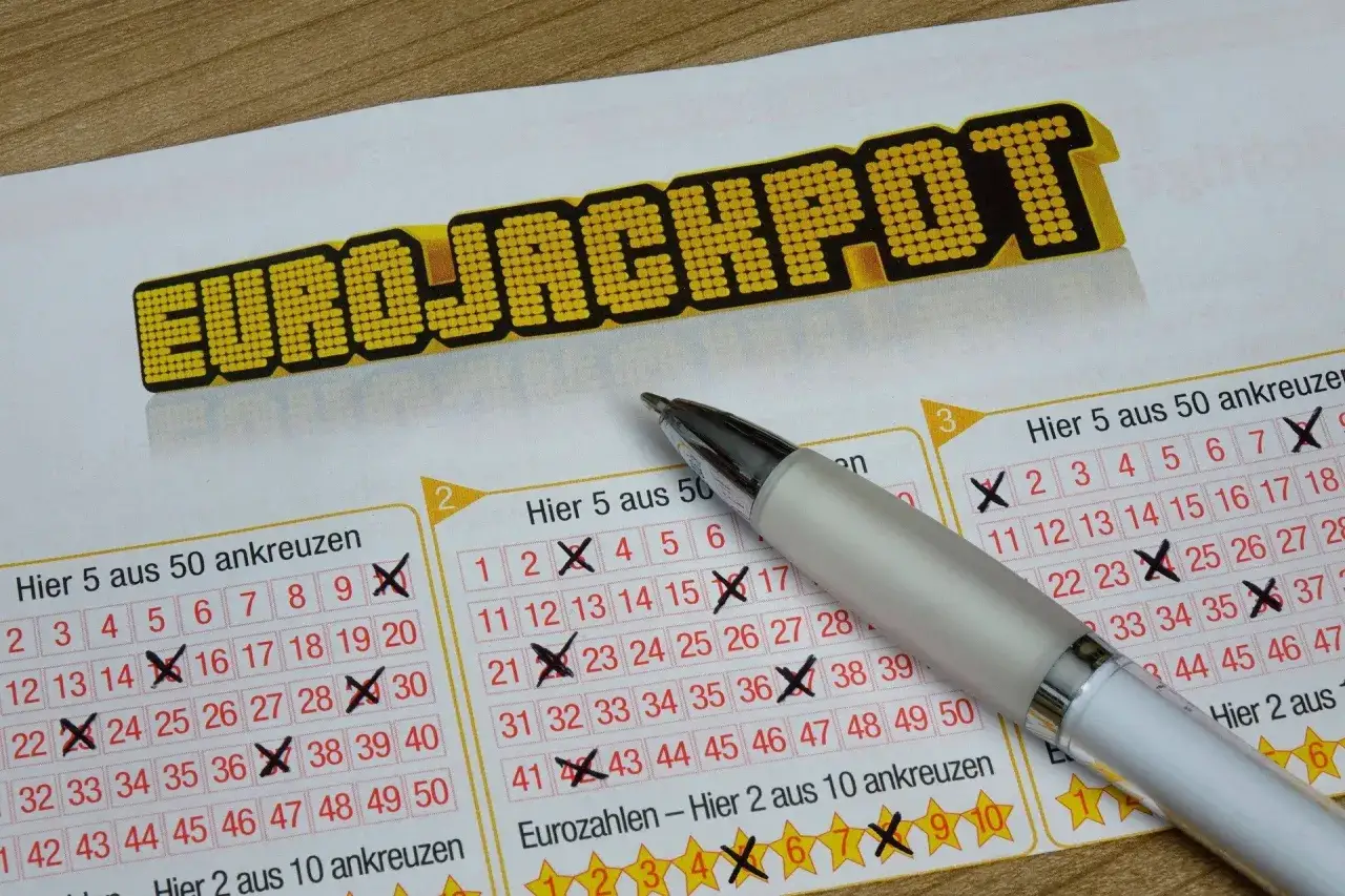 Długopis na kuponie Eurojackpot, zaznaczone liczby. Czy to początek wielkiej eurojackpot wygrana w Polsce?