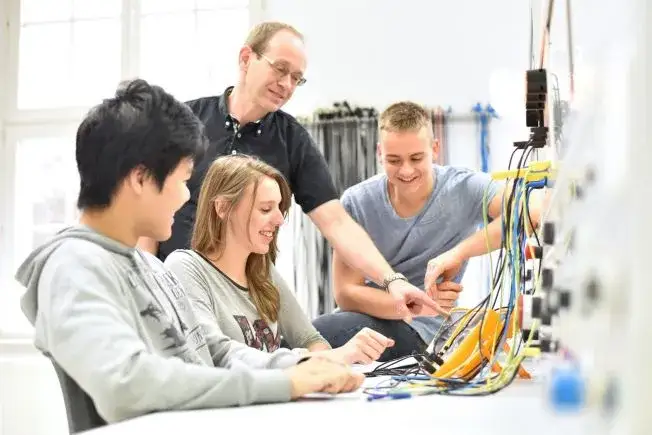 uczeń technikum na stażu zawodowym