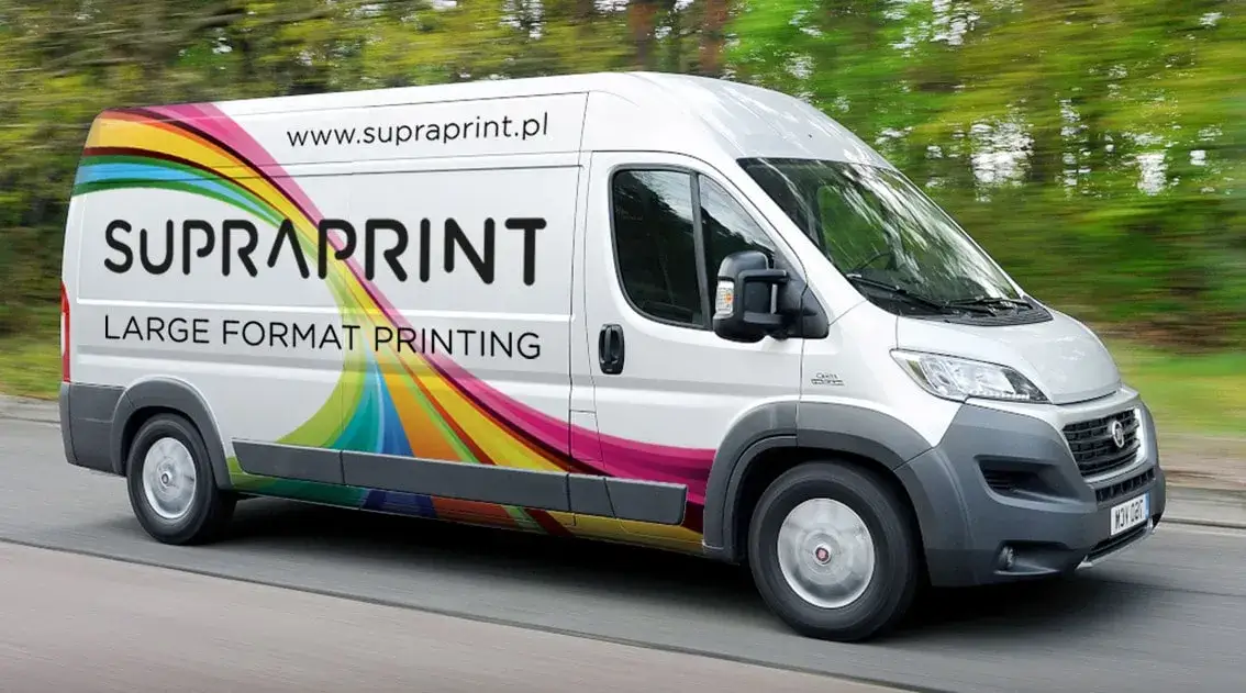 Zastosowania druku na folii samoprzylepnej, oklejanie samochodu, reklama na witrynie, grafika podłogowa, dekoracja ścian folią