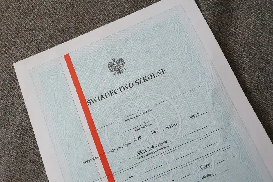 Uczeń z wyróżnieniem świadectwo czerwony pasek