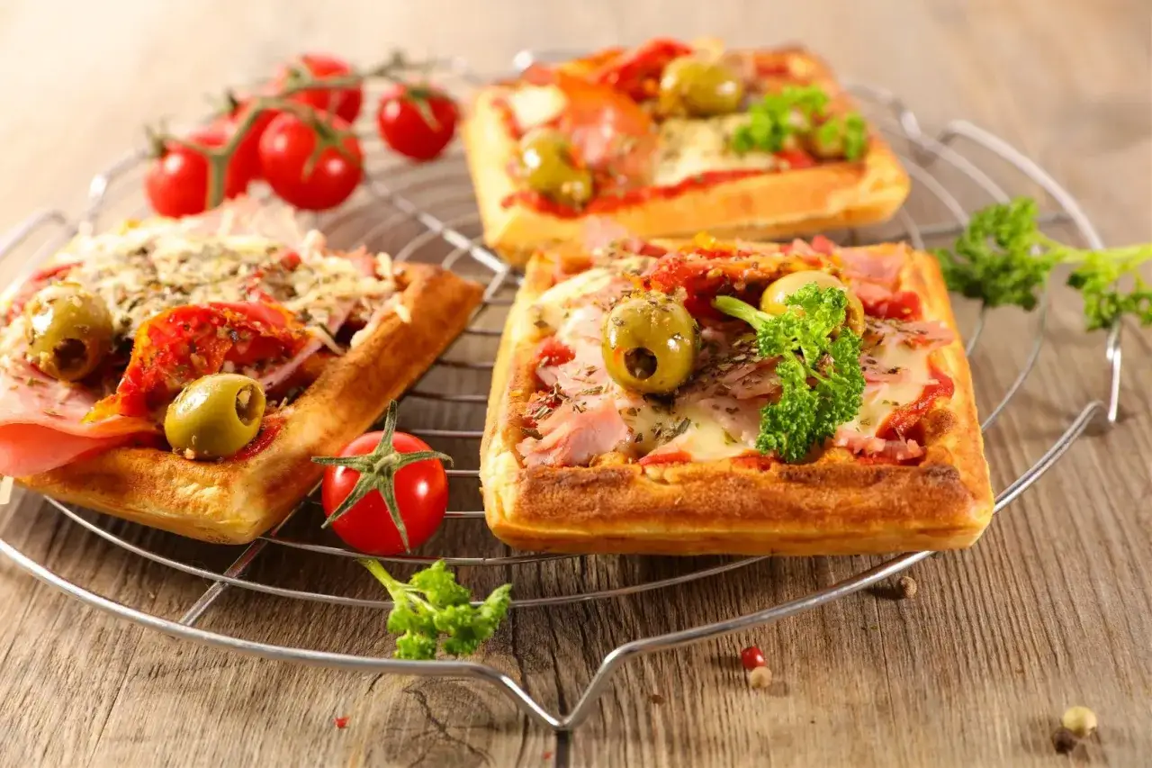 Kwadratowe mini pizze z szynką, oliwkami, pomidorkami i serem. Idealne składniki na pizzę, które zachwycą każdego.