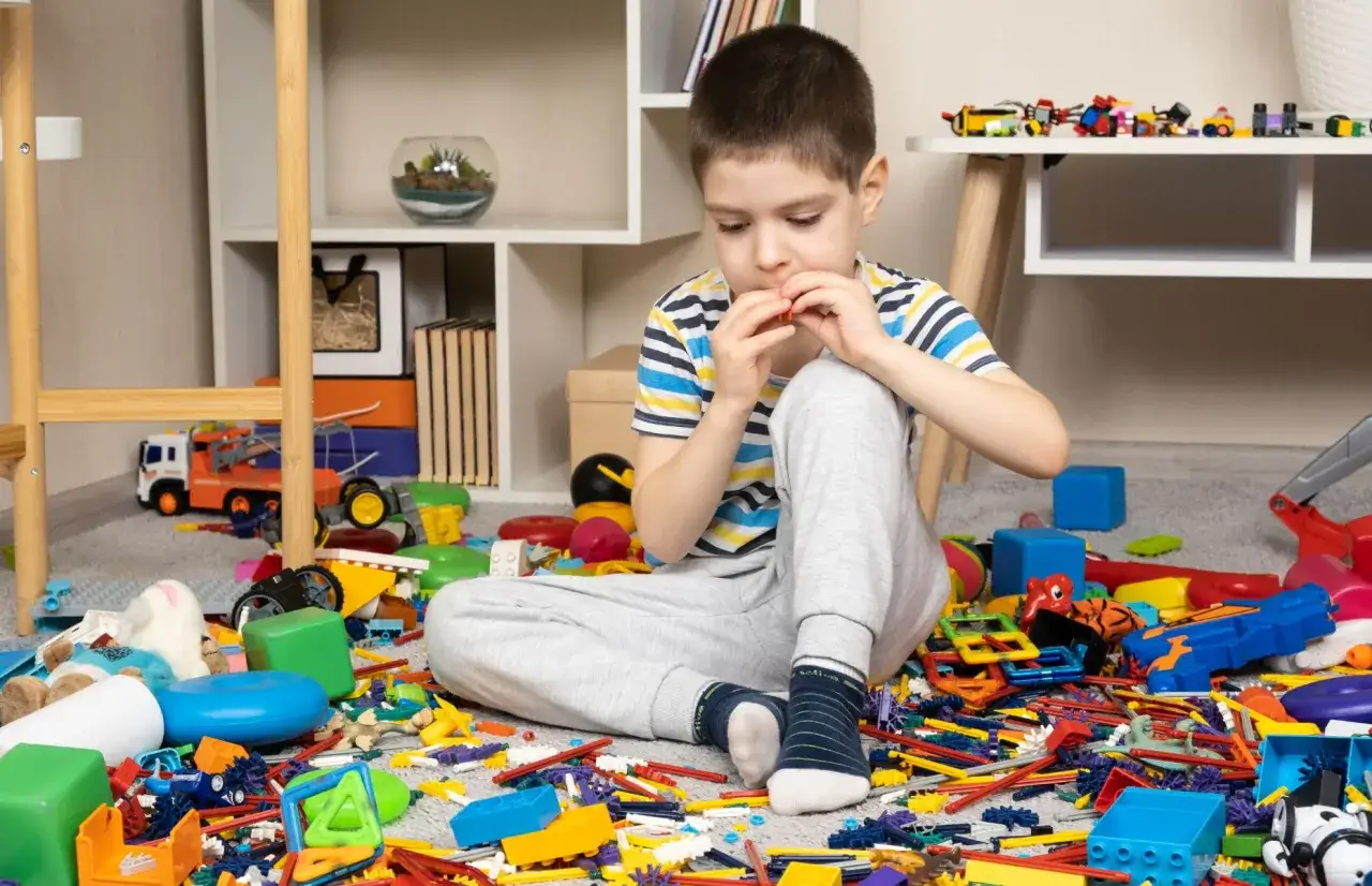 Dziecko w domowej pracowni artystycznej, bałagan kontrolowany