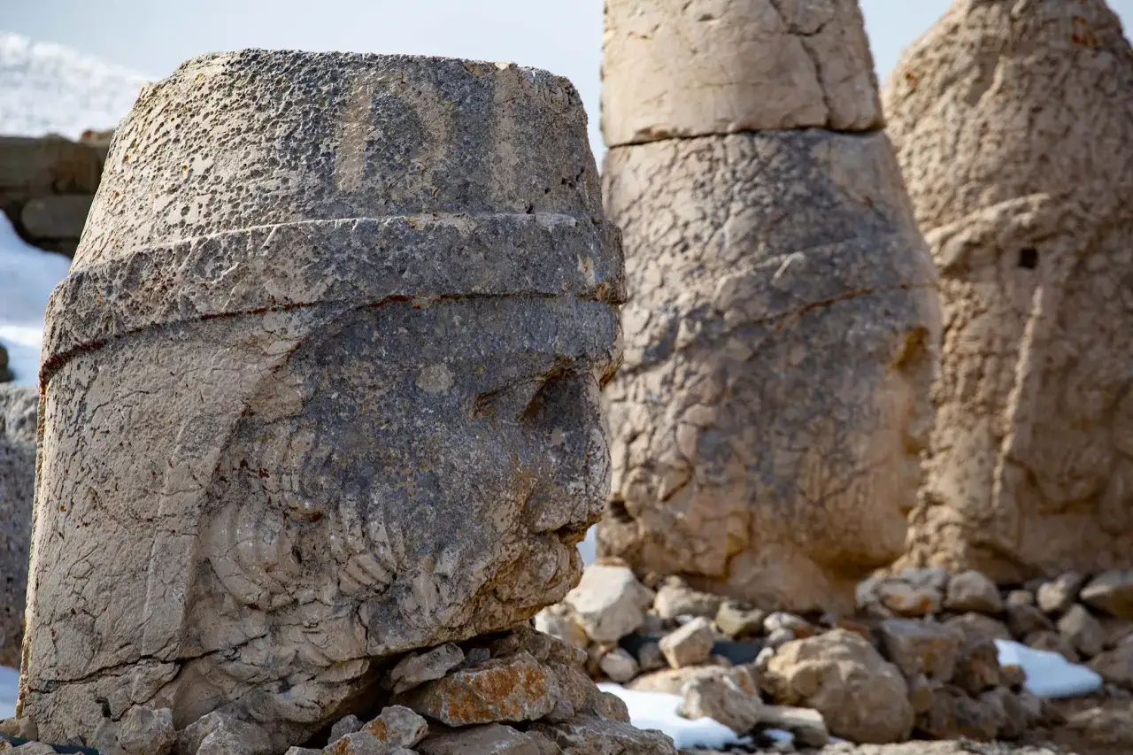 Kamienne głowy na g&oacute;rze Nemrut, świadkowie wiek&oacute;w, spoglądają w dal.