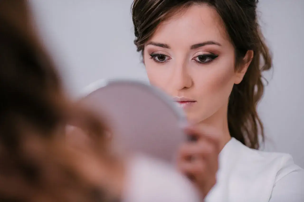 fryzjerka stylizująca włosy panny młodej