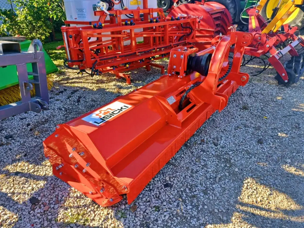 Pomarańczowy mulczer do traktorka z logo 