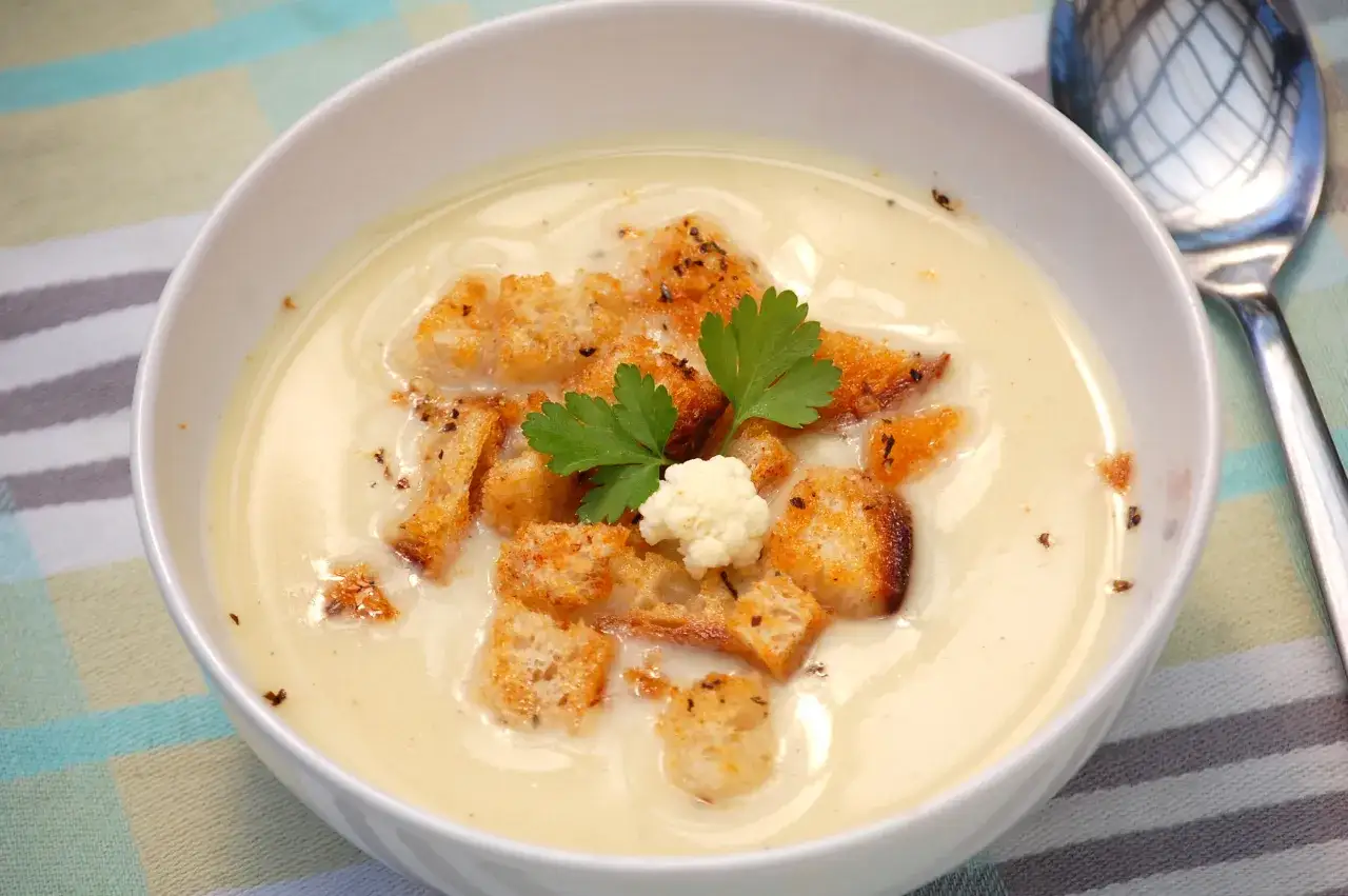 zupa krem z kalafiora z grzankami